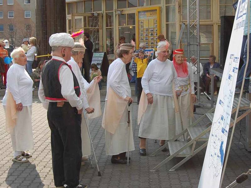 Babičky mažoretky vystoupily hned dvakrát. Po druhé v doprovodu mažoreťáka dědečka Karla Petrušky.