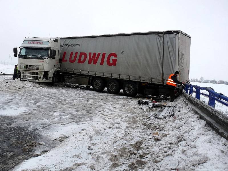 Nehoda kamionu ve čtvrtek omezila dopravu na hlavním tahu mezi Frýdkem-Místkem a Českým Těšínem.