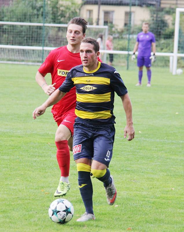 Divizní fotbalisté Frýdlantu (v pruhovaném) prohráli na domácím trávníku s Brumovem 0:1.