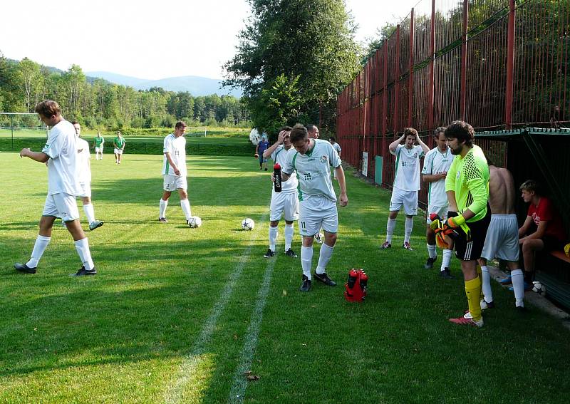 Derby nakonec vyznělo lépe pro hráče Smilovic (světlé dresy).