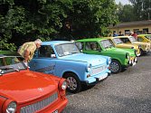 Klub přátel modrého dýmu Slezsko připravil víkendový sraz trabantistů. Do autokempu v Lučině se v sobotu sjelo celkem 64 aut.