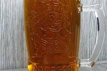 Do zbrusu nových půllitrů a třetinek začínají hostinští čepovat pivo Radegast. Na trh postupně míří půl milionu krýglů a sklenic, jejichž podobu navrhl uznávaný český designér Jan Čapek. Dominantou je pohanský bůh Radegast.