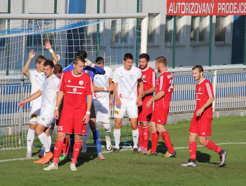 Druholigové derby dopadlo tentokráte lépe pro fotbalisty Frýdku-Místku (v bílém), kteří svého soupeře z Třince přehráli 4:1. 