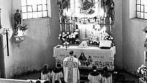 OLTÁŘ v kostele sv. Jana a Pavla v 50. letech. Bohužel za několik desítek let se oltář rozpadl.