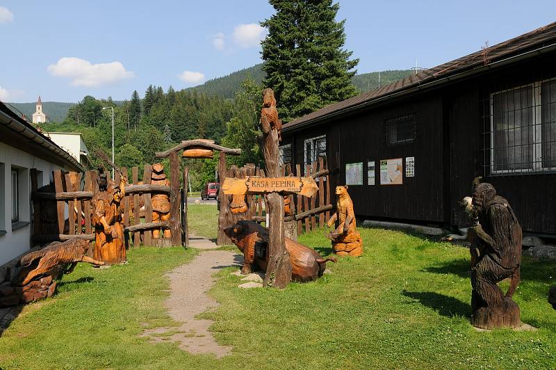 Ráj dřevěných soch v Ostravici.