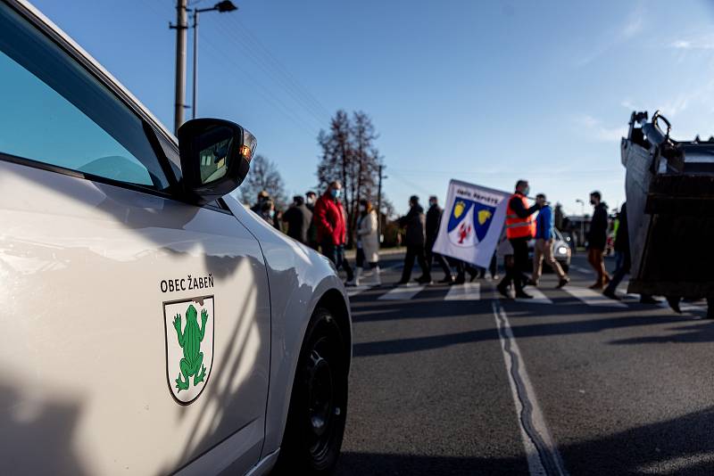 V Žabni se uskutečnila 19. listopadu 2020 protestní akce za zrušení dálničního poplatku na silnici D56 mezi Frýdkem-Místkem a Ostravou.