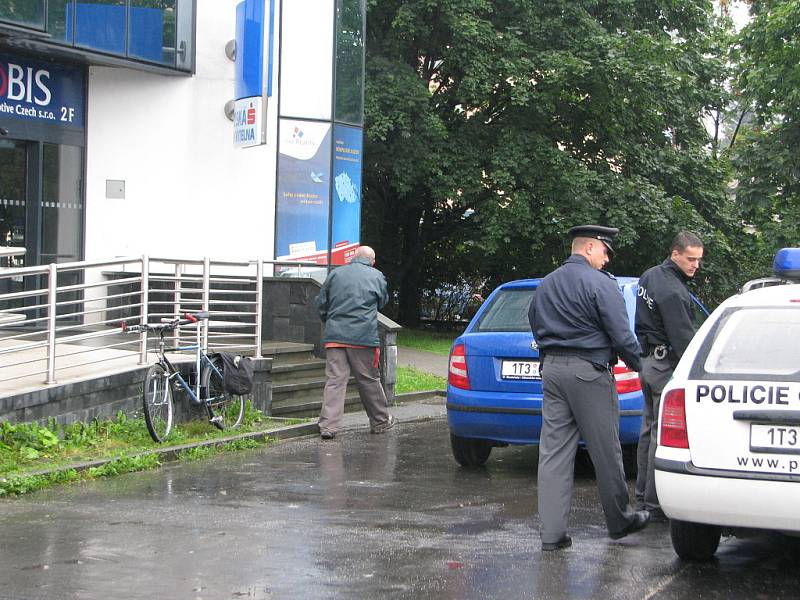 Policie před pobočkou České spořitelny na ulici 8. pěšího pluku ve Frýdku-Místku, kterou zatím neznámý pachatel přepadl ve čtvrtek 24. července o půl dvanácté.