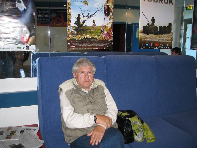 Jaroslav Jelínek čeká v předsálí kina na svou manželku Danielu Szturcovou. Žena právě sledovala jeden z filmů, během festivalu stihla hned osm představení. 