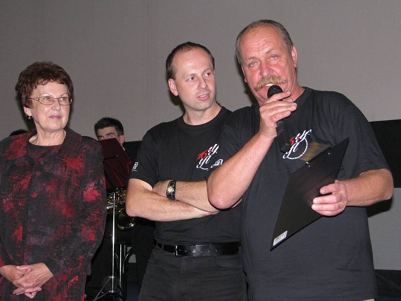 Ředitel TFL Tadeusz Wantula (vpravo) při slavnostním vyhlašování festivalových soutěží. 
