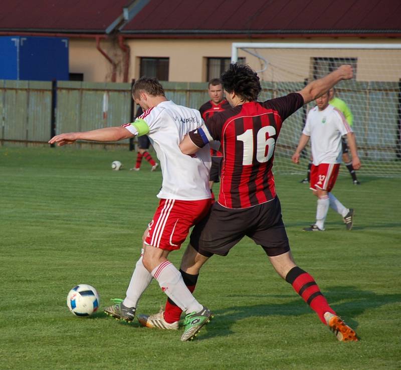 Duel mezi Hnojníkem (červenočerné dresy) a Nýdkem skončil výhrou hostí v poměru 2:3. 