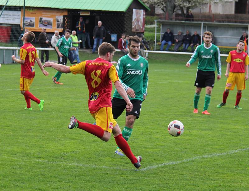 Divizní fotbalisté Frýdlantu (v červeném) si s chutí proti Jeseníku zastříleli.