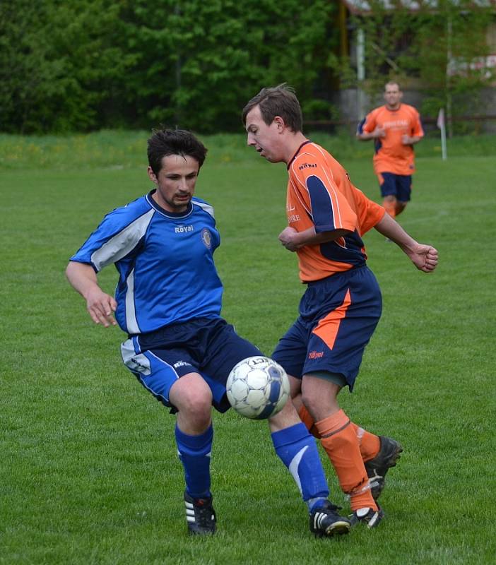 Fotbalisté Lučiny (oranžové dresy) jsou při střelecké chuti. Naposledy porazily Jablunkov na jeho hřišti 4:1. 