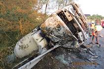 Tři jednotky hasičů zasahovaly v sobotu ráno u požáru nákladního automobilu po dopravní nehodě v Třinci-Neborech, na silnici 1/11.
