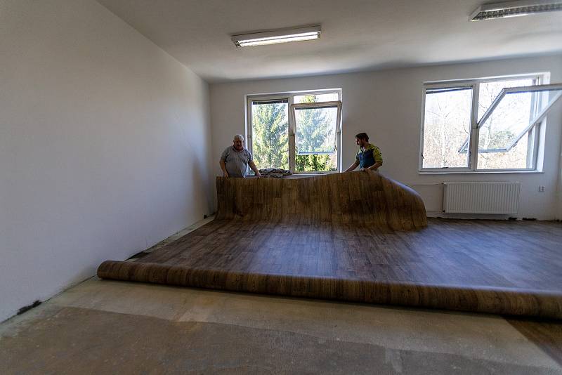 Město Frýdek-Místek rekonstruuje prostory pro rodiny ukrajinských uprchlíků, kteří najdou dočasný domov v bývalé budově kasáren v Místeckém lese, 28. března 2022 ve Frýdku-Místku.