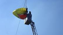 Záchrana paraglidistky. 