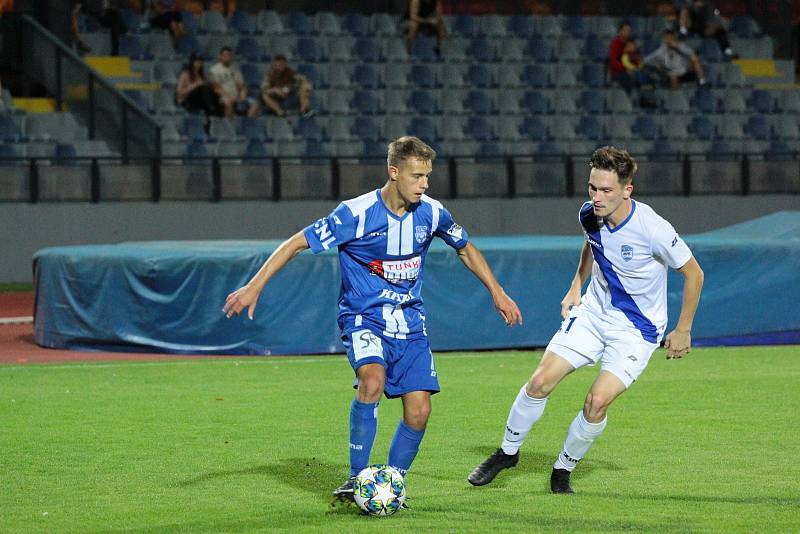 Hráči třetiligového Znojma (v modrém) porazili doma den začátkem znojemského vinobraní celek Frýdku-Mýstku 2:1.