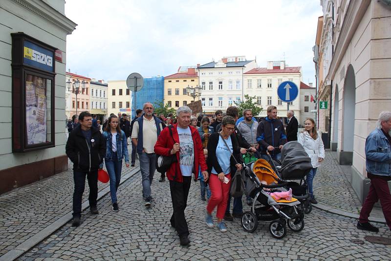 Demonstrace za nezávislou justici a proti vládě ve Frýdku-Místku, 28. května 2019.