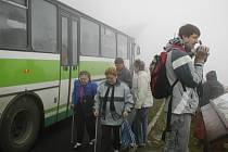 Archivní snímek zachycuje autobus u vrcholu Lysé hory.  