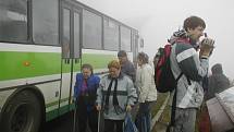 Archivní snímek zachycuje autobus u vrcholu Lysé hory.  