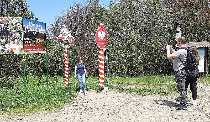 Krásné sobotní počasí vylákalo Čechy i Poláky do hor. Na hraničním vrcholu Velká Čantoryje byly stovky lidí.