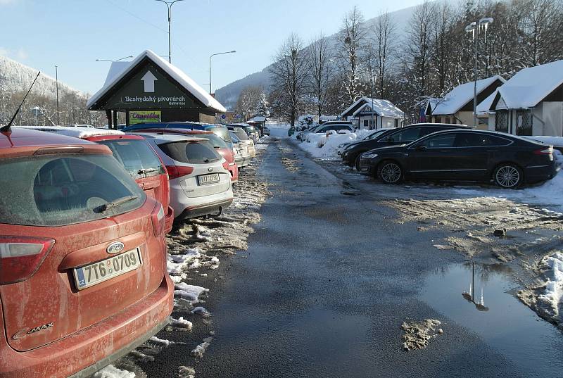 Takto vypadalo parkování v obci Ostravice pod Lysou horou  odpoledne o valentýnské únorové neděli.