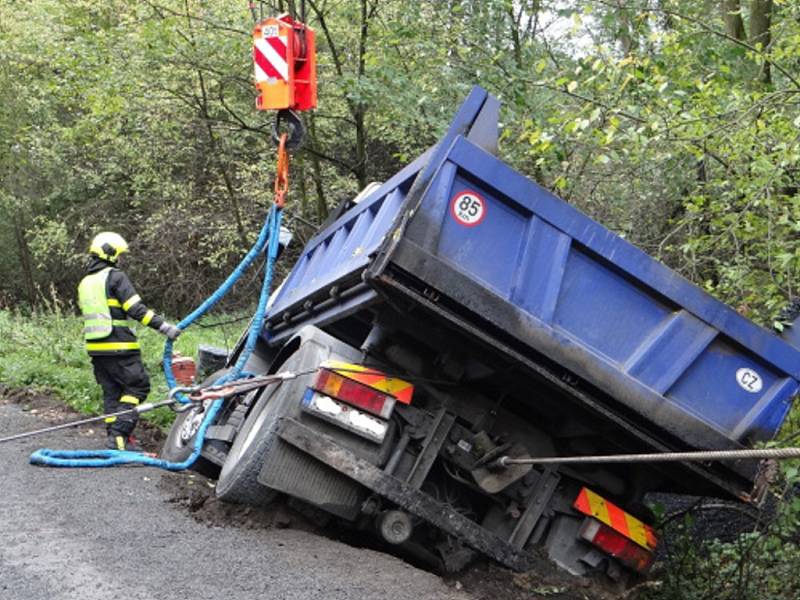 Vyprošťování převráceného nákladního automobilu. 