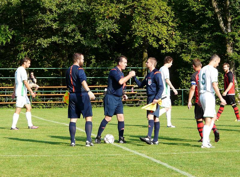 Derby nakonec vyznělo lépe pro hráče Smilovic (světlé dresy).