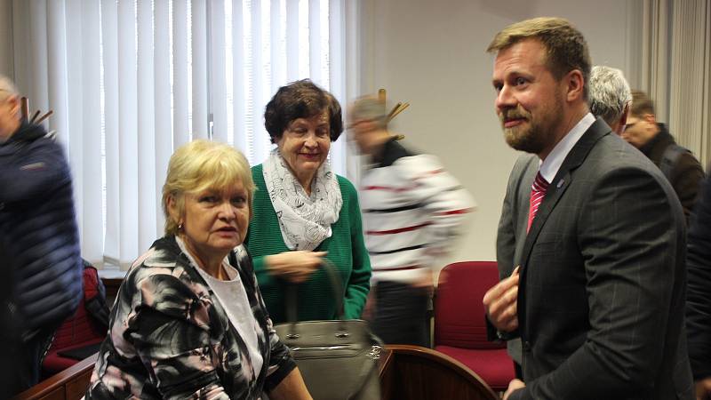 Eva Richtrová (vlevo) a Michal Pobucký po osvobozujícím verdiktu.