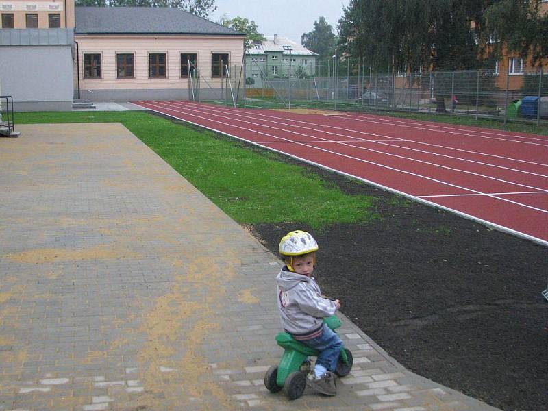 Nové hřiště u čtvrté základní školy ve Frýdku-Místku už je dokončeno.