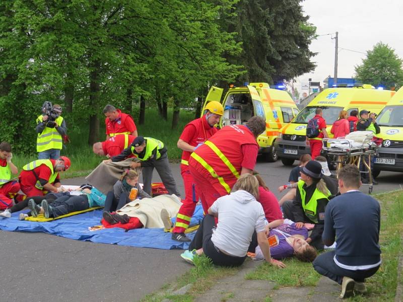 Cvičení složek IZS při hromadné dopravní nehodě ve Frýdku-Místku. 