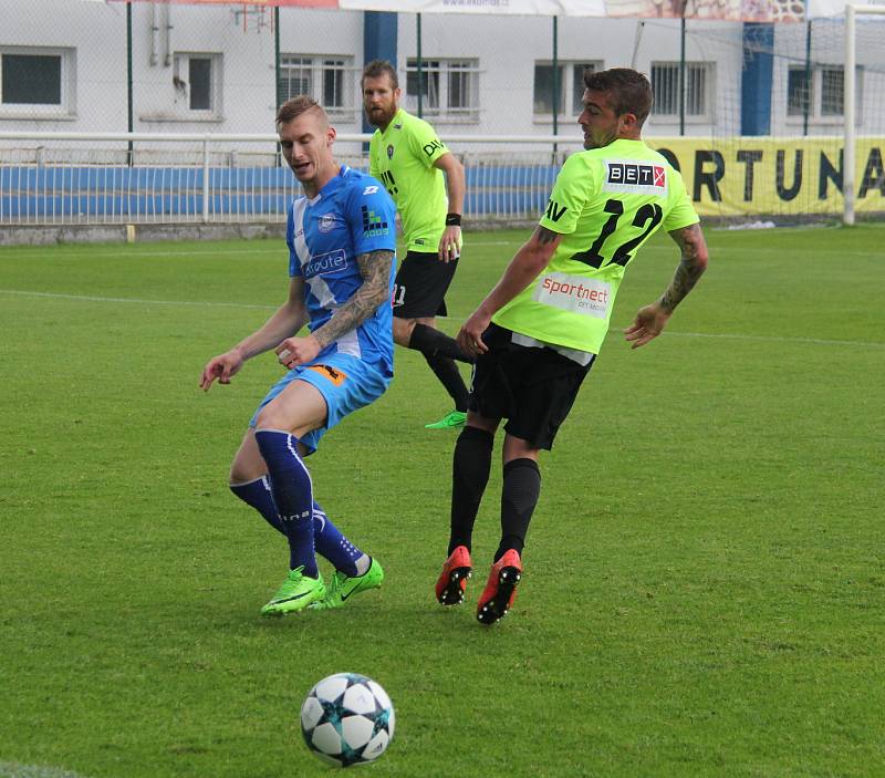 Fotbalisté Frýdku-Místku (v modrém) remizovali v domácím prostředí s Vítkovicemi 2:2.