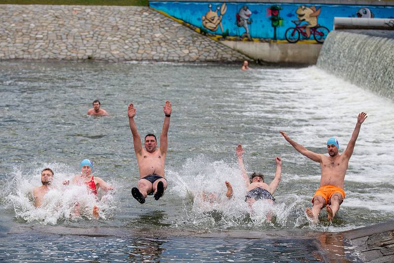 Příznivci otužování se pravidelně celou zimní sezonu scházejí třikrát týdně u jezu, aby si zaplavali ve studené řece Ostravici ve Frýdku-Místku.