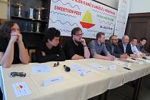 Úterní tisková konference ke Sweetsen festu - druhý zleva Mirai Navrátil, třetí zleva David Stypka.