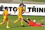 Třinečtí fotbalisté (v červeném) ve svém předposledním utkání sezony podlehli po boji pražské Dukle 1:2.