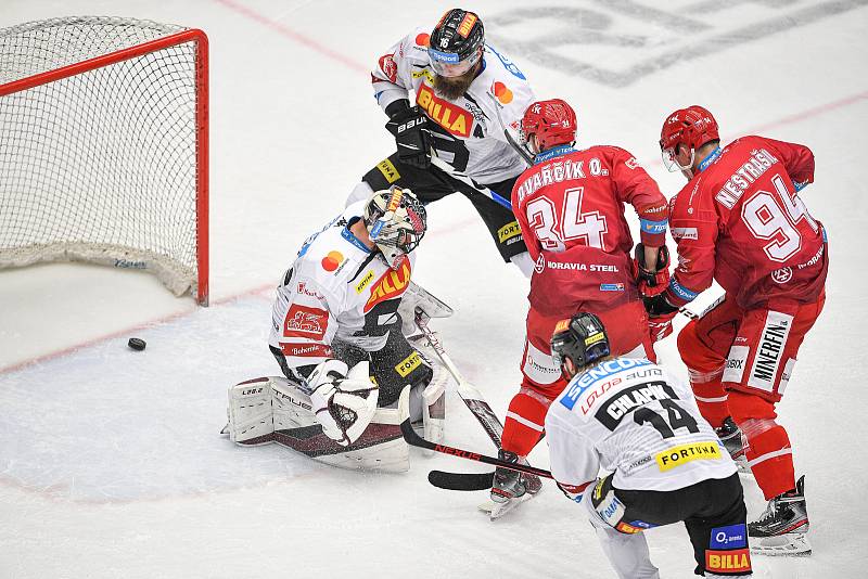 Finále play off hokejové extraligy - 1. zápas: HC Oceláři Třinec - HC Sparta Praha, 18. dubna 2022 v Třinci. (zleva) brankář Sparty Július Hudáček a Ondřej Kovařčík z Třince a Andrej Nestrašil z Třince.