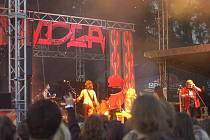 Na letošním ročníku Noci plné hvězd v Třinci vystoupilataké tradičně kapela Doga. Frontman Izzi byl jen několik dní po operaci pravé nohy, kterou měl celou v sádře a při koncertě seděl.