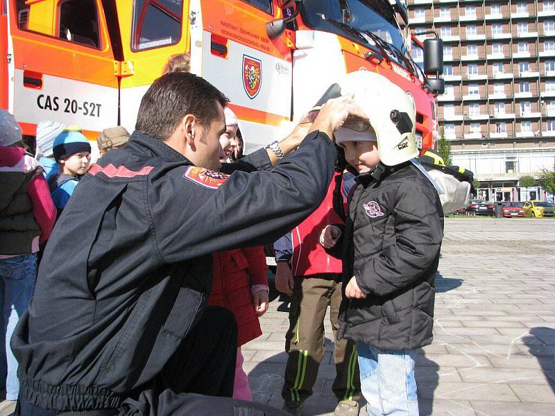 Profesionální hasiči z Třince v pondělí pokřtili nový zásahový vůz. Sedmnáctitunovou cisternu představili na náměstí Svobody zvědavým přeškolákům.