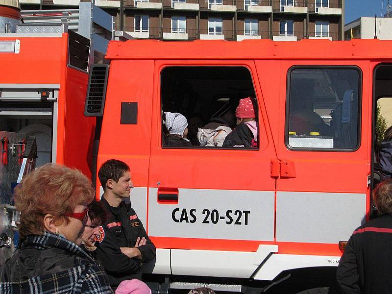 Profesionální hasiči z Třince v pondělí pokřtili nový zásahový vůz. Sedmnáctitunovou cisternu představili na náměstí Svobody zvědavým přeškolákům.