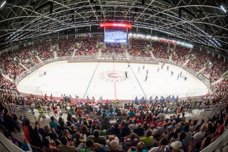 Přátelský hokejový zápas mezi HC Oceláři Třinec a Bílí Tygři Liberec v nové Werk aréně. 