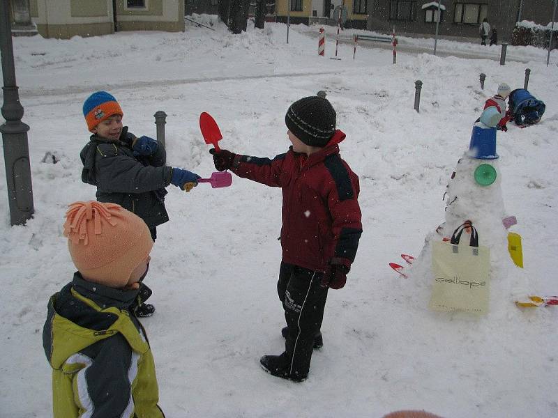 Náměstí ve Frýdlantu nad Ostravicí se změnilo v dětské sněhové království. V úterý 19. ledna tu totiž proběhnul Dětský sněhový festival. Nyní náměstí zdobí okolo třiceti originálních sněhuláků.