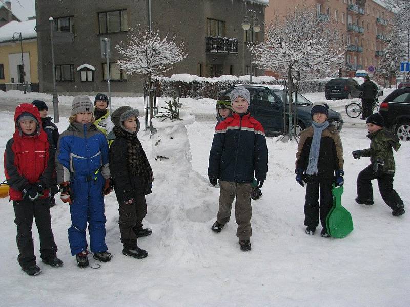 Náměstí ve Frýdlantu nad Ostravicí se změnilo v dětské sněhové království. V úterý 19. ledna tu totiž proběhnul Dětský sněhový festival. Nyní náměstí zdobí okolo třiceti originálních sněhuláků.