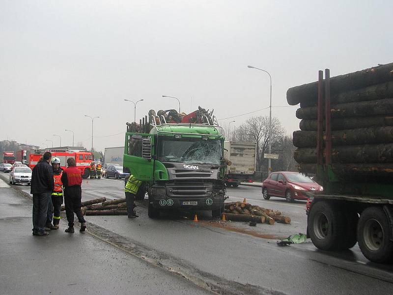 Omezení provozu si v úterý 12. dubna kolem patnácté hodiny vyžádala dopravní nehoda, při které se srazila dvě nákladní vozidla na Hlavní třídě ve Frýdku-Místku. Při střetu, který se obešel bez zranění, se část převážených klád vysypala na komunikaci.