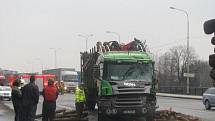 Omezení provozu si v úterý 12. dubna kolem patnácté hodiny vyžádala dopravní nehoda, při které se srazila dvě nákladní vozidla na Hlavní třídě ve Frýdku-Místku. Při střetu, který se obešel bez zranění, se část převážených klád vysypala na komunikaci.