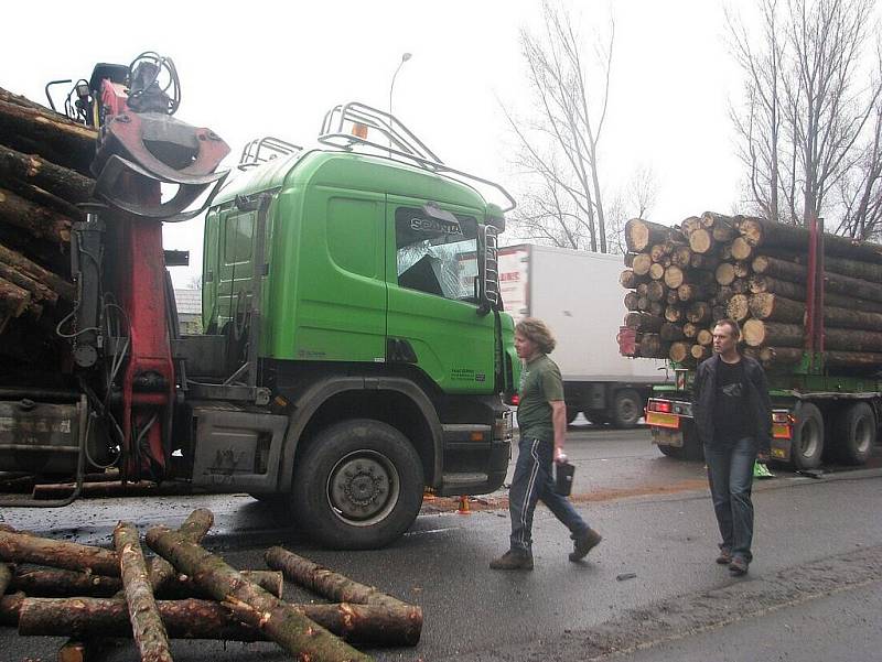 Omezení provozu si v úterý 12. dubna kolem patnácté hodiny vyžádala dopravní nehoda, při které se srazila dvě nákladní vozidla na Hlavní třídě ve Frýdku-Místku. Při střetu, který se obešel bez zranění, se část převážených klád vysypala na komunikaci.