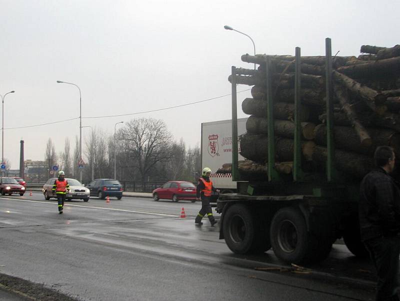 Omezení provozu si v úterý 12. dubna kolem patnácté hodiny vyžádala dopravní nehoda, při které se srazila dvě nákladní vozidla na Hlavní třídě ve Frýdku-Místku. Při střetu, který se obešel bez zranění, se část převážených klád vysypala na komunikaci.