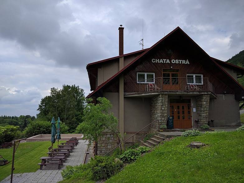 Již několik let mohou turisté v podhůří Lysé hory a Smrku narazit na symbol barevné hlavy medvídka. Jsou jím značeny stezky Po medvědích tlapkách, které vedou po loukách, lesích a vesnicemi v oblasti Ostravice, Malenovic, Čeladné a Nové Vsi.