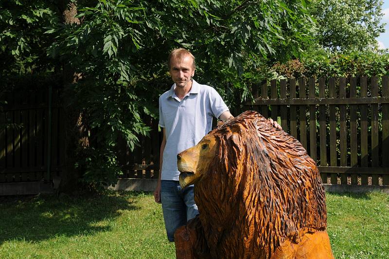 Umělecký řezbář Luděk Vančura, který provozuje Ráj dřevěných soch v Ostravici.