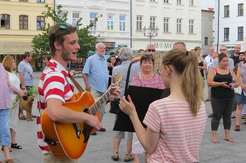 Demonstrace za nezávislou justici a proti vládě na náměstí Svobody ve Frýdku-Místku v úterý 11. června.