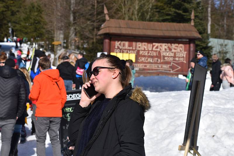 Pustevny jako obvykle ožily o víkendu návalem turistů, 20. února 2021.