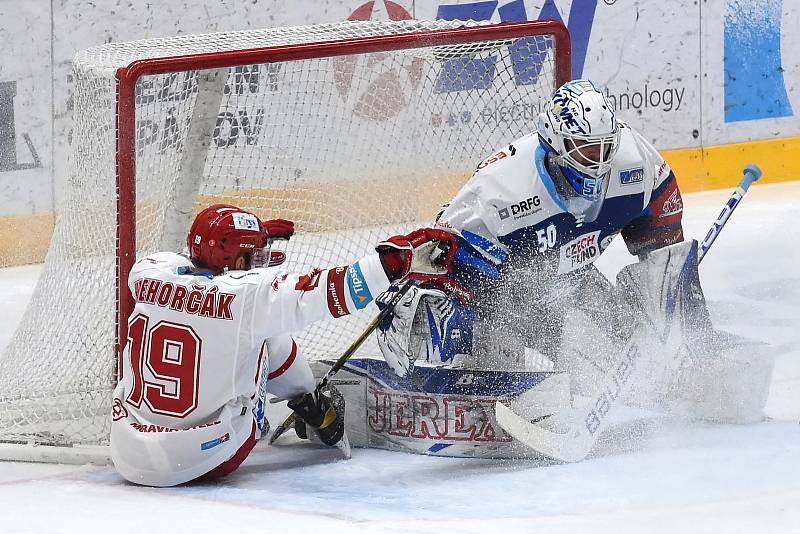 Brno 13.12.2020 - domácí HC Kometa Brno (Karel Vejmelka) v modrém proti HC Oceláři Třinec (Patrik Hrehorčák)